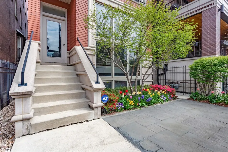 1126 W Fullerton Avenue #2, Chicago, IL 60614 - #2