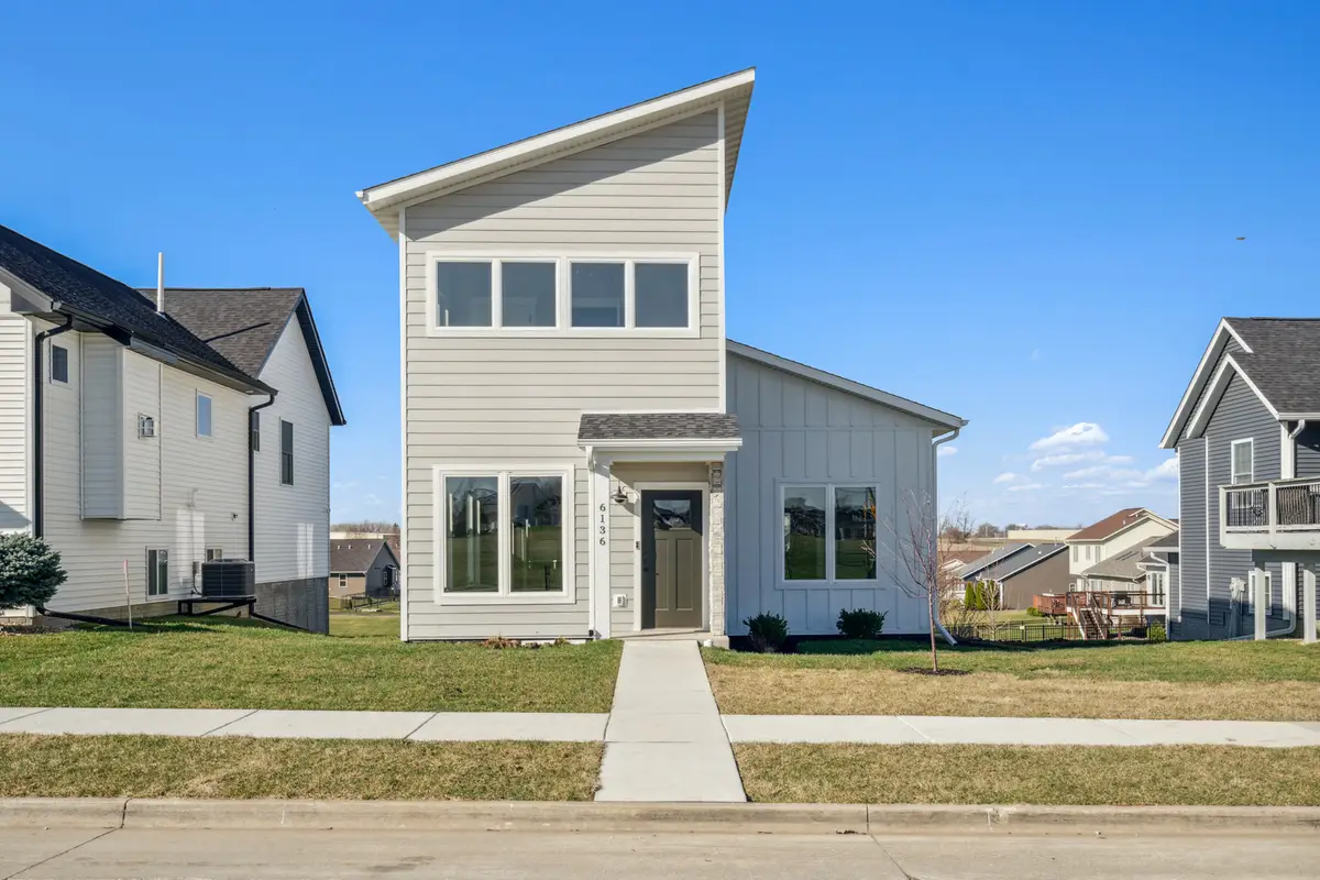 6136 Mississippi Avenue, Davenport, IA 52807 - #1