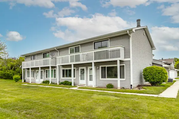 17490 W Chestnut Lane, Gurnee, IL 60031