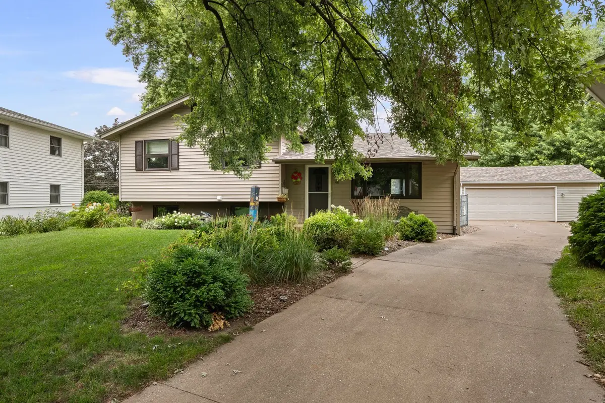 40 Parklane Circle, Bettendorf, IA 52722 - #1