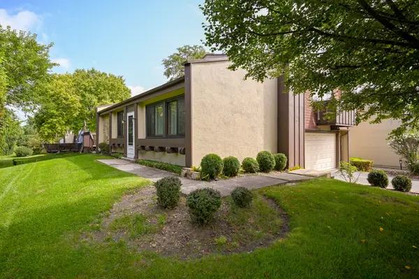19 Elmwood Square, Indian Head Park, IL 60525