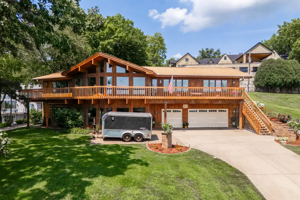 3113 W Canal Shore Drive, Le Claire, IA 52753 - #1