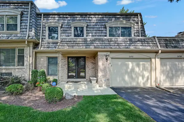 2S742 Avenue Cherbourg, Oak Brook, IL 60523