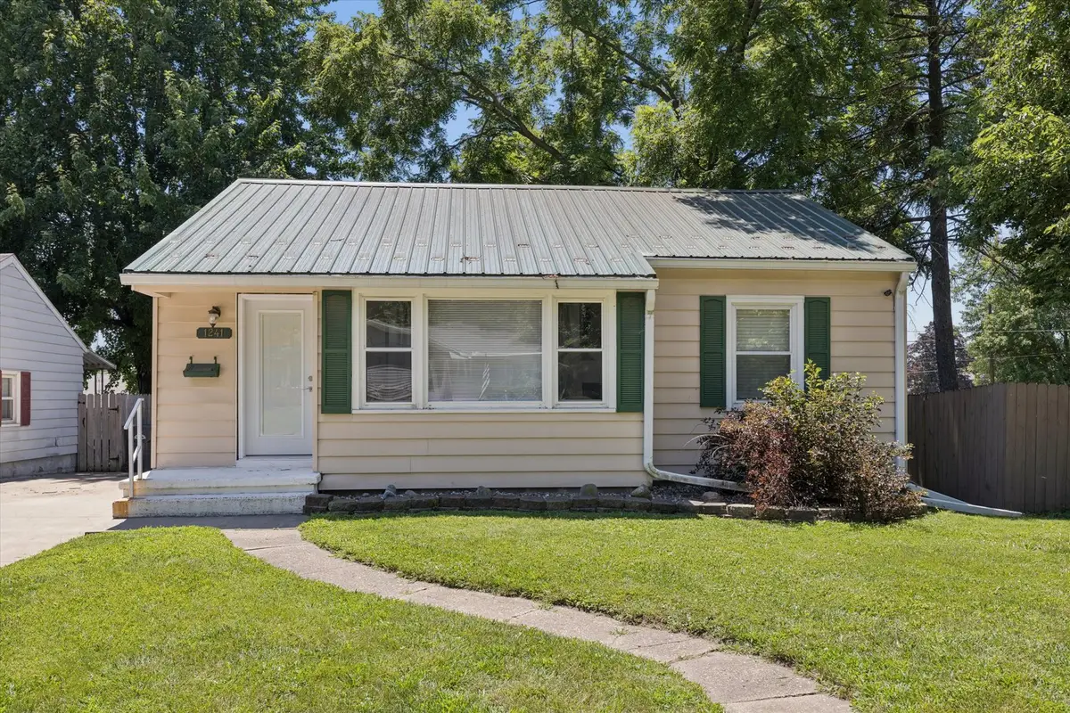 1241 8th Avenue S, Clinton, IA 52732 - #1