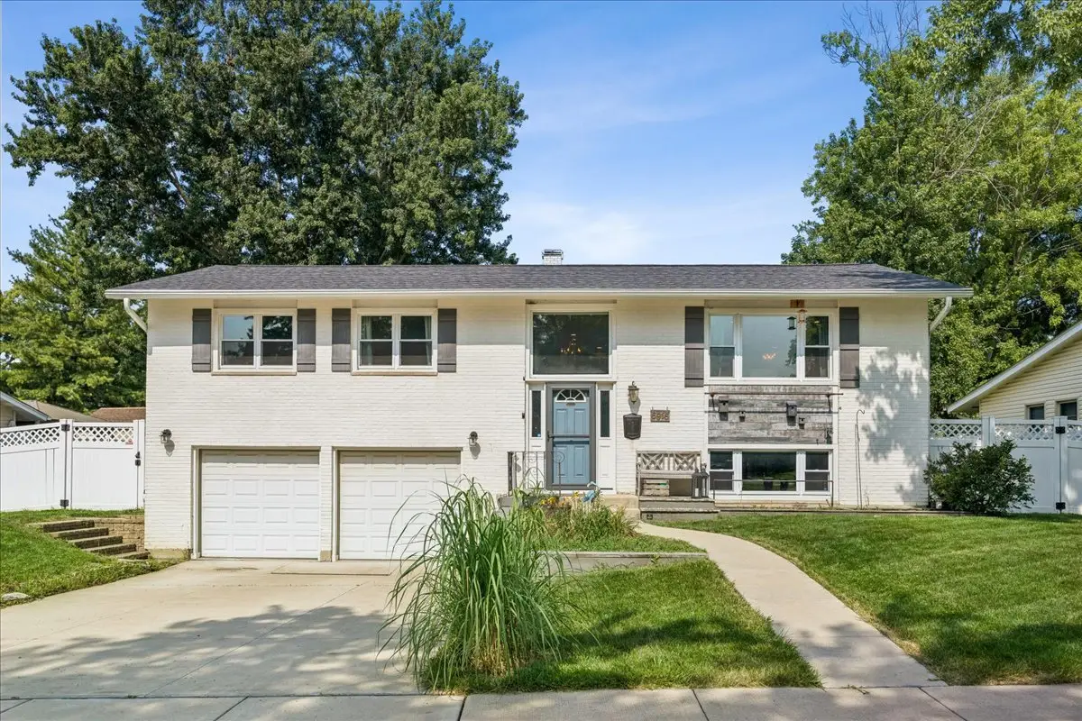 6916 Williams Drive, Woodridge, IL 60517 - #1