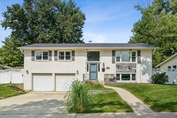 6916 Williams Drive, Woodridge, IL 60517