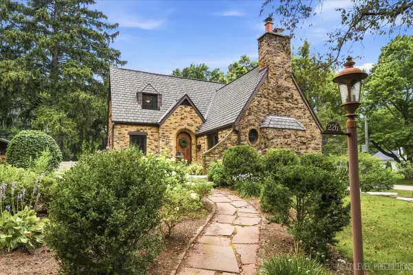 226 Grant Avenue, Geneva, IL 60134