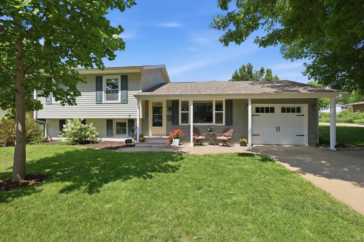 3128 Somerset Drive, Bettendorf, IA 52722 - #1