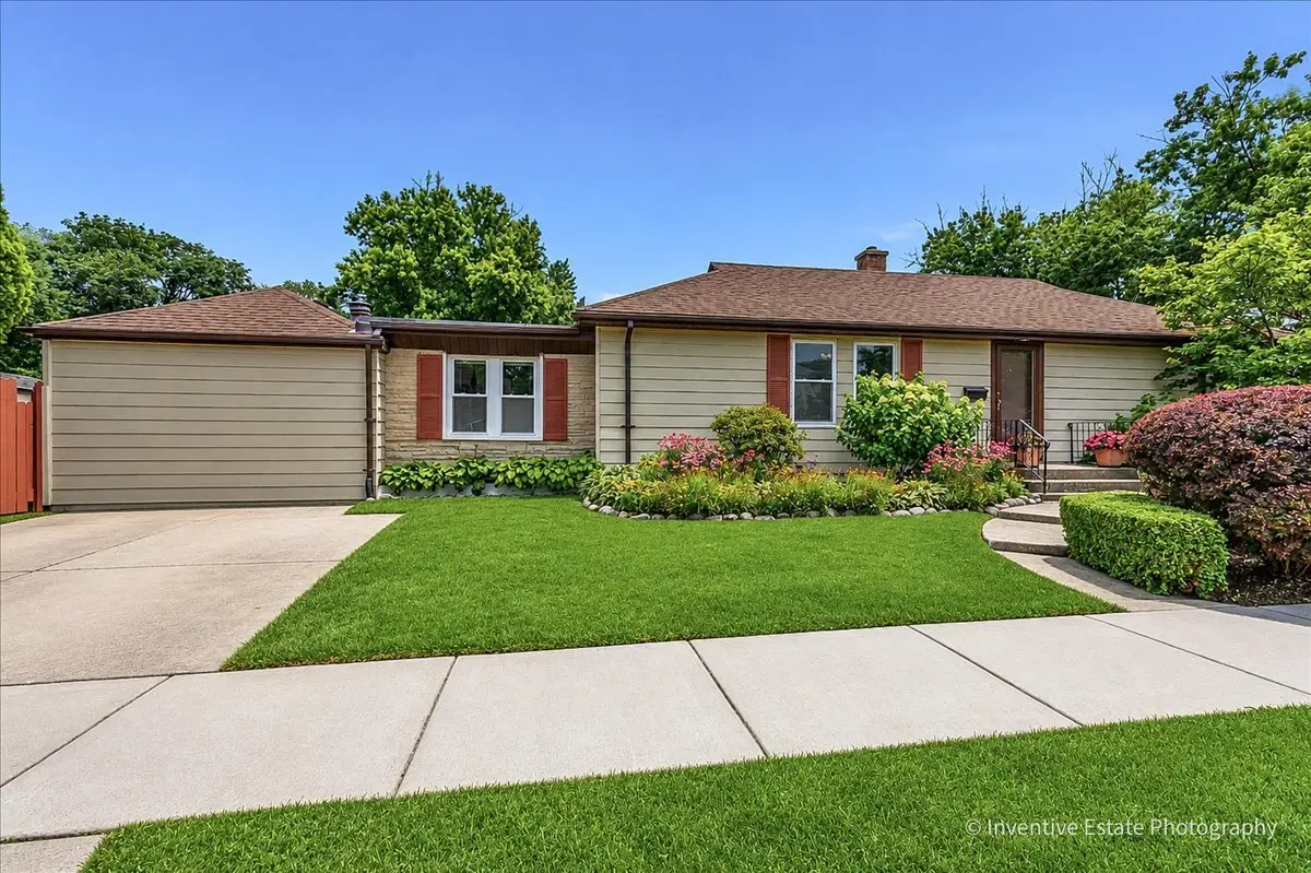 143 Woodstock Avenue, Clarendon Hills, IL 60514 - #1
