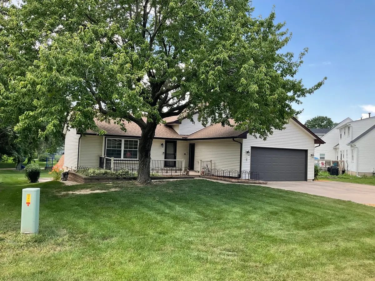 4 Terrace Park, Eldridge, IA 52748 - #1