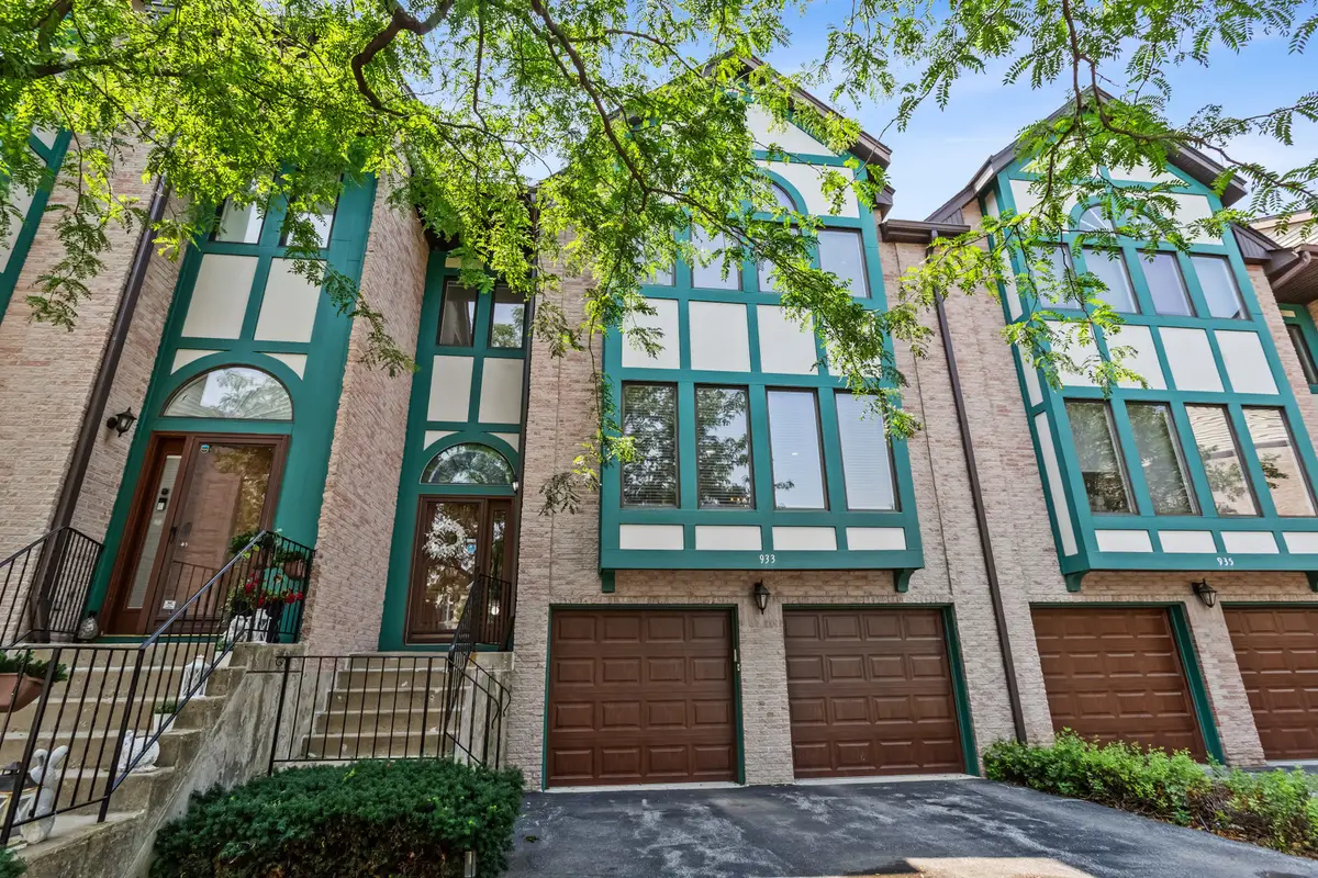 933 W Essex Place, Arlington Heights, IL 60004 - #1
