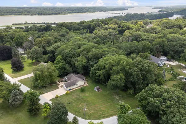 1142 Woodland Lane, Le Claire, IA 52753