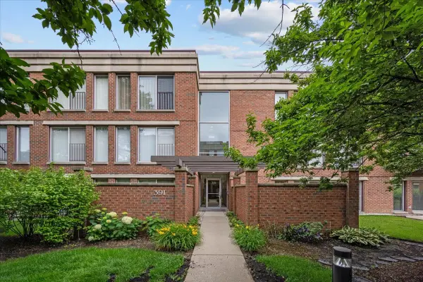 391 Kelburn Road #114, Deerfield, IL 60015