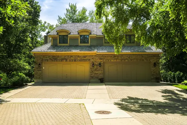 640 Walnut Oaks Drive, Roselle, IL 60172