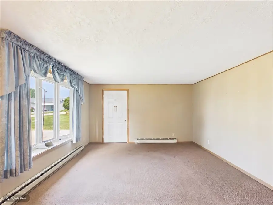 1114 W Lynwood Court, Freeport, IL 61032 - #3