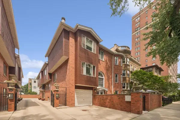 716 W Junior Terrace #A, Chicago, IL 60613