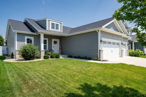 16 Stonehouse Court, Bloomington, IL 61705