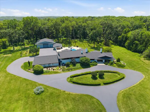 215 Woodhaven Lane, Barrington, IL 60010