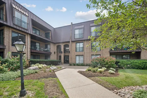 1 The Court Of Harborside #204, Northbrook, IL 60062