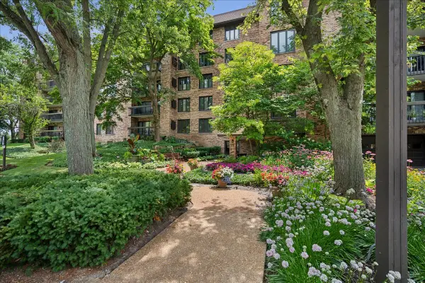 3741 Mission Hills Road #208, Northbrook, IL 60062