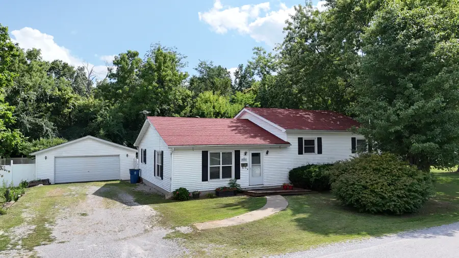 204 W Parrish Avenue, Benton, IL 62812 - #2