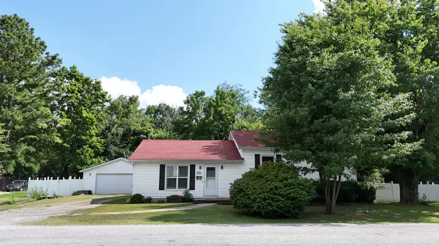204 W Parrish Avenue, Benton, IL 62812 - #3