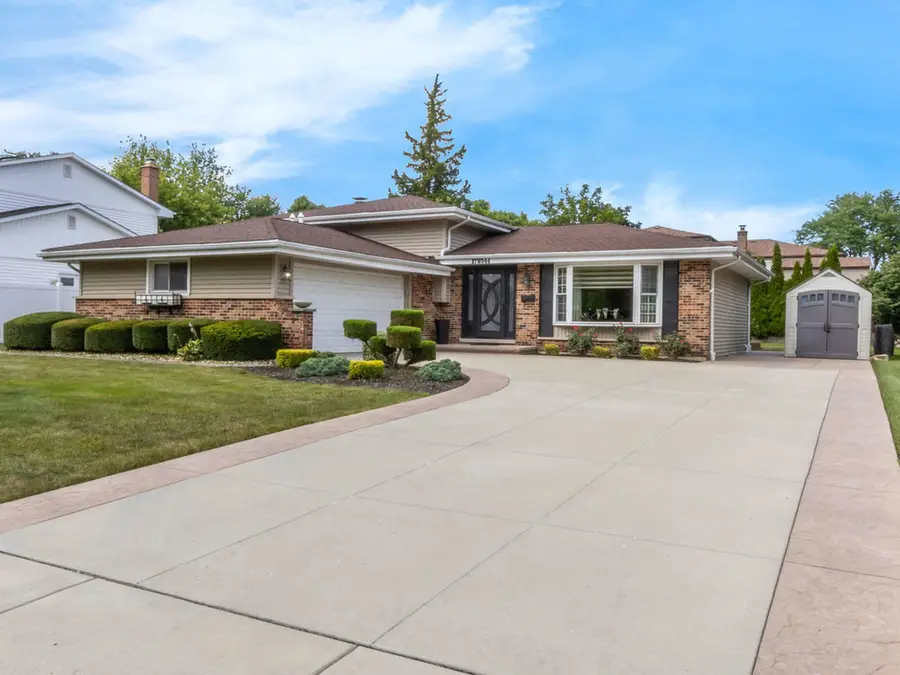 17W544 Sutton Place, Darien, IL 60561 - #3