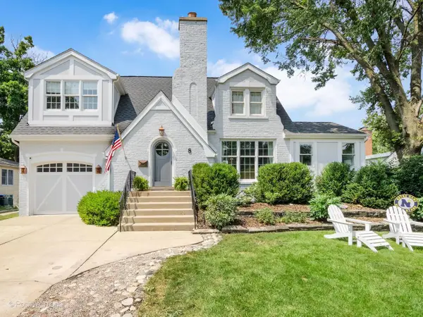 8 Mohawk Drive, Clarendon Hills, IL 60514