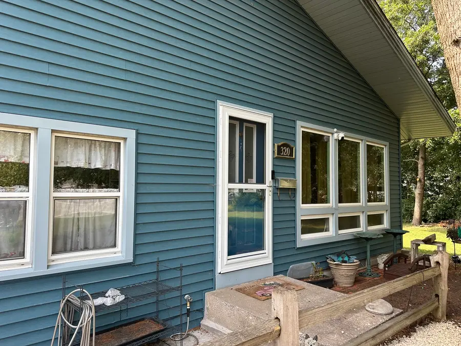 320 E Lincoln Avenue, Watseka, IL 60970 - #2