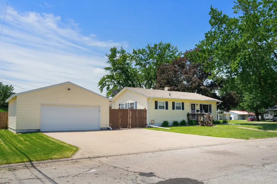 1004 37th Avenue, East Moline, IL 61244 - #3