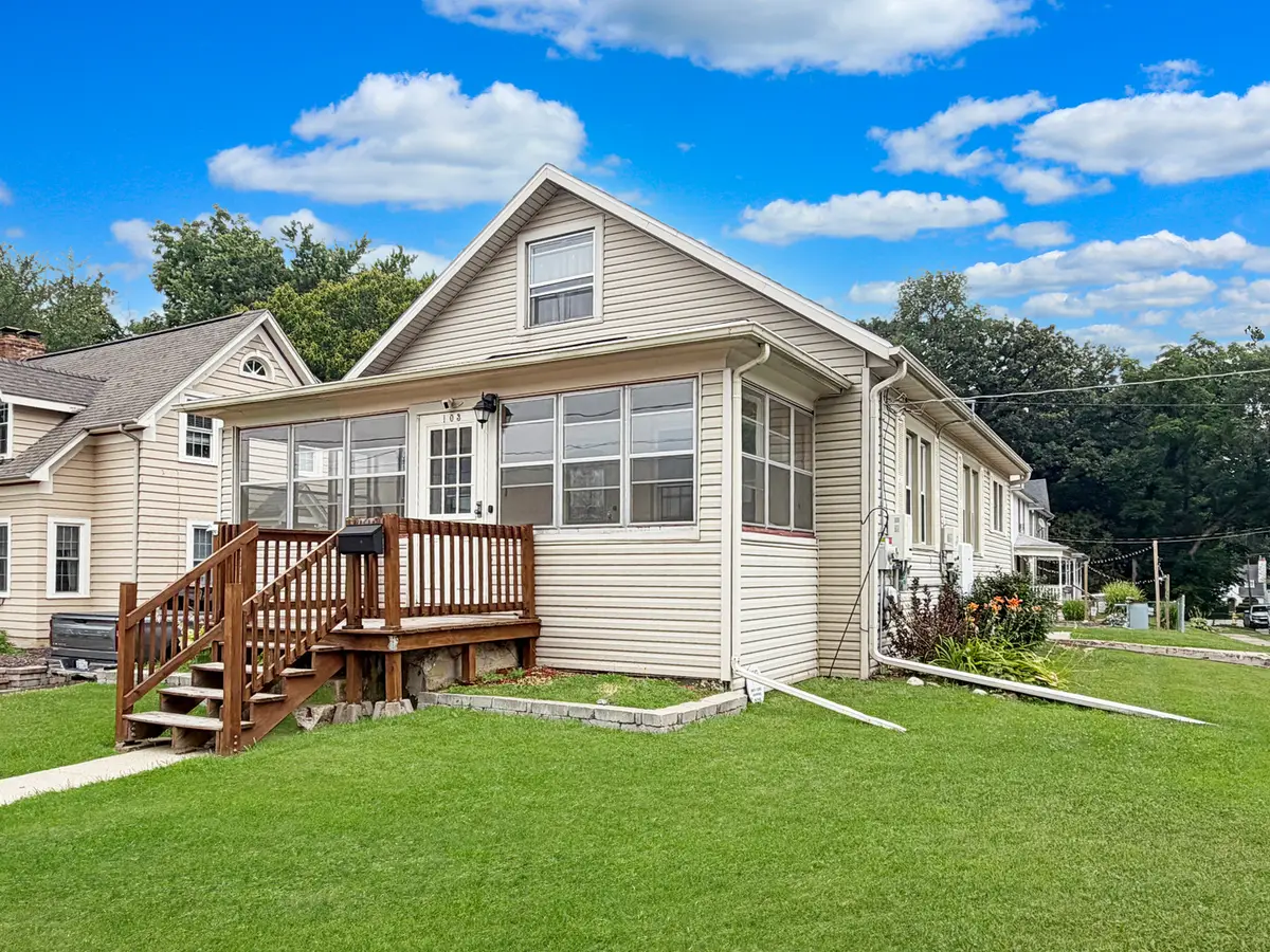 103 N Sunset Avenue, Freeport, IL 61032 - #1