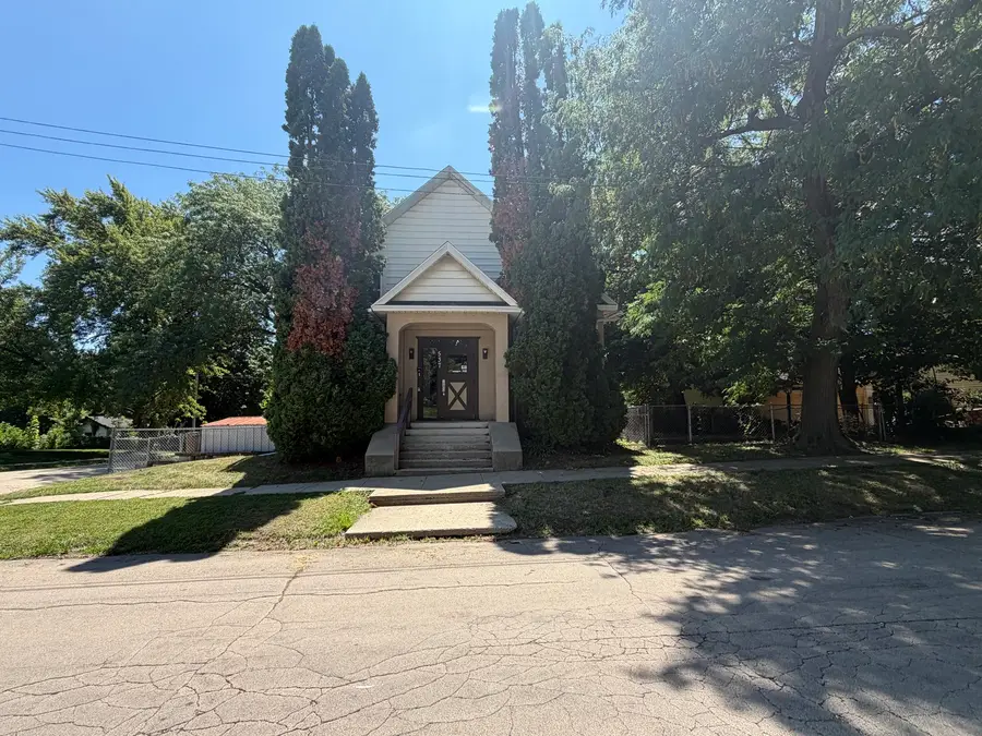 537 W Pleasant Street, Freeport, IL 61032 - #3