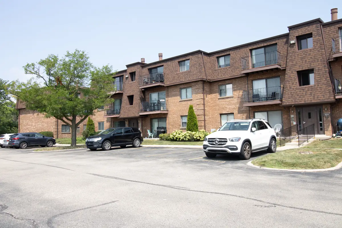 608 Cobblestone Circle #F, Glenview, IL 60025 - #1