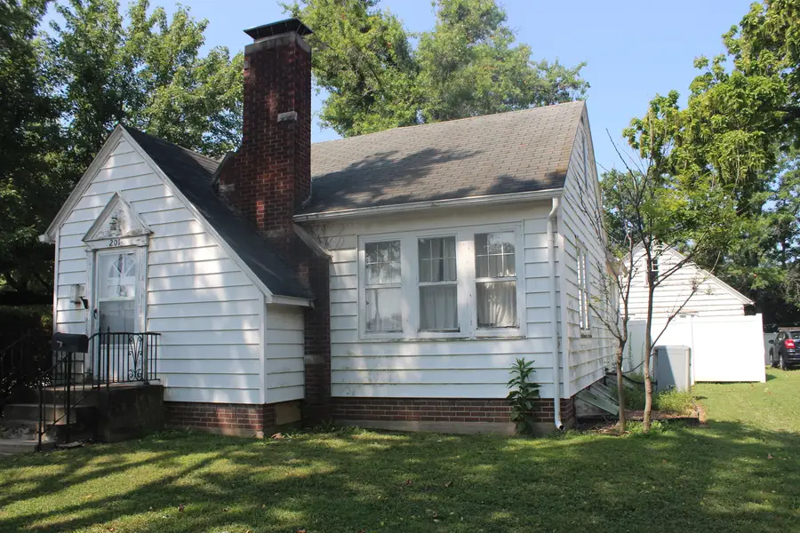 201 N College Street, Salem, IL 62881 - #2