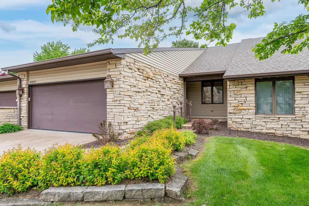 3321 E Ridge Place, Bettendorf, IA 52722 - #1