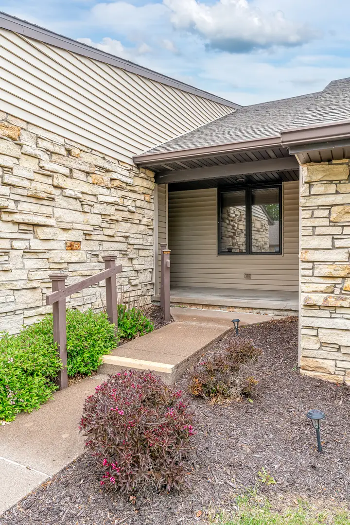 3321 E Ridge Place, Bettendorf, IA 52722 - #2