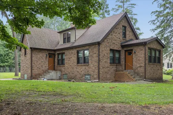 9048 Maple Avenue, Burr Ridge, IL 60527
