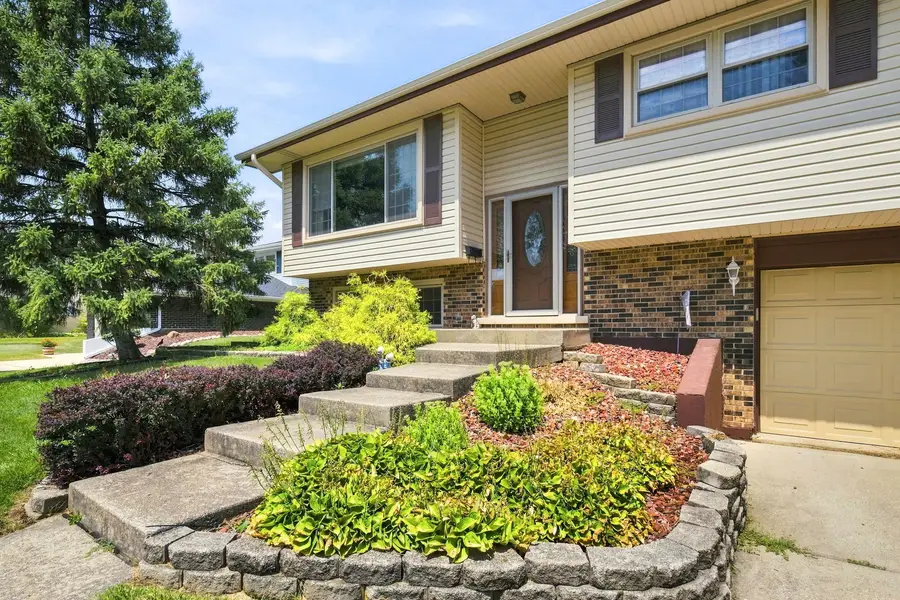 18W108 71st Street, Darien, IL 60561 - #3