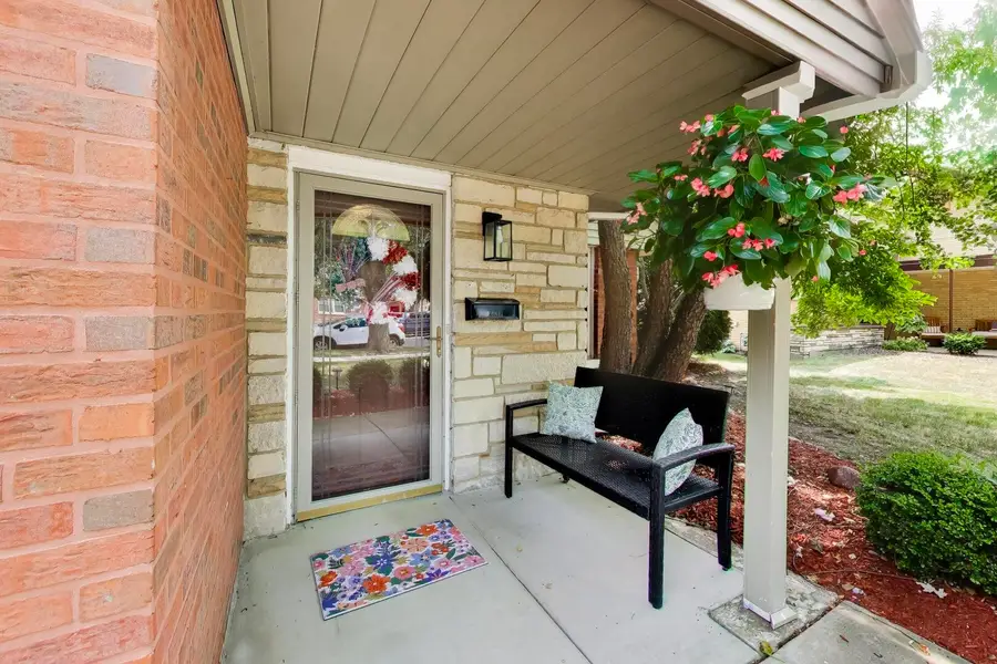 9717 S Avers Avenue, Evergreen Park, IL 60805 - #3