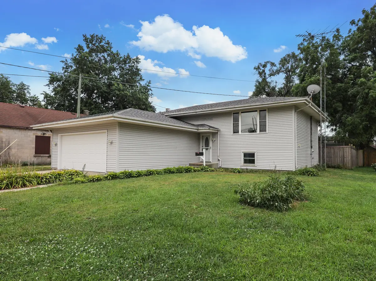 105 W Oak Street, Coal City, IL 60416 - #1