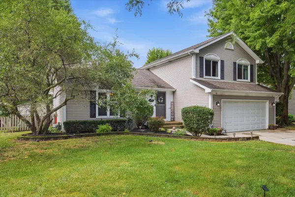 3105 Blackhawk Trail, St. Charles, IL 60174