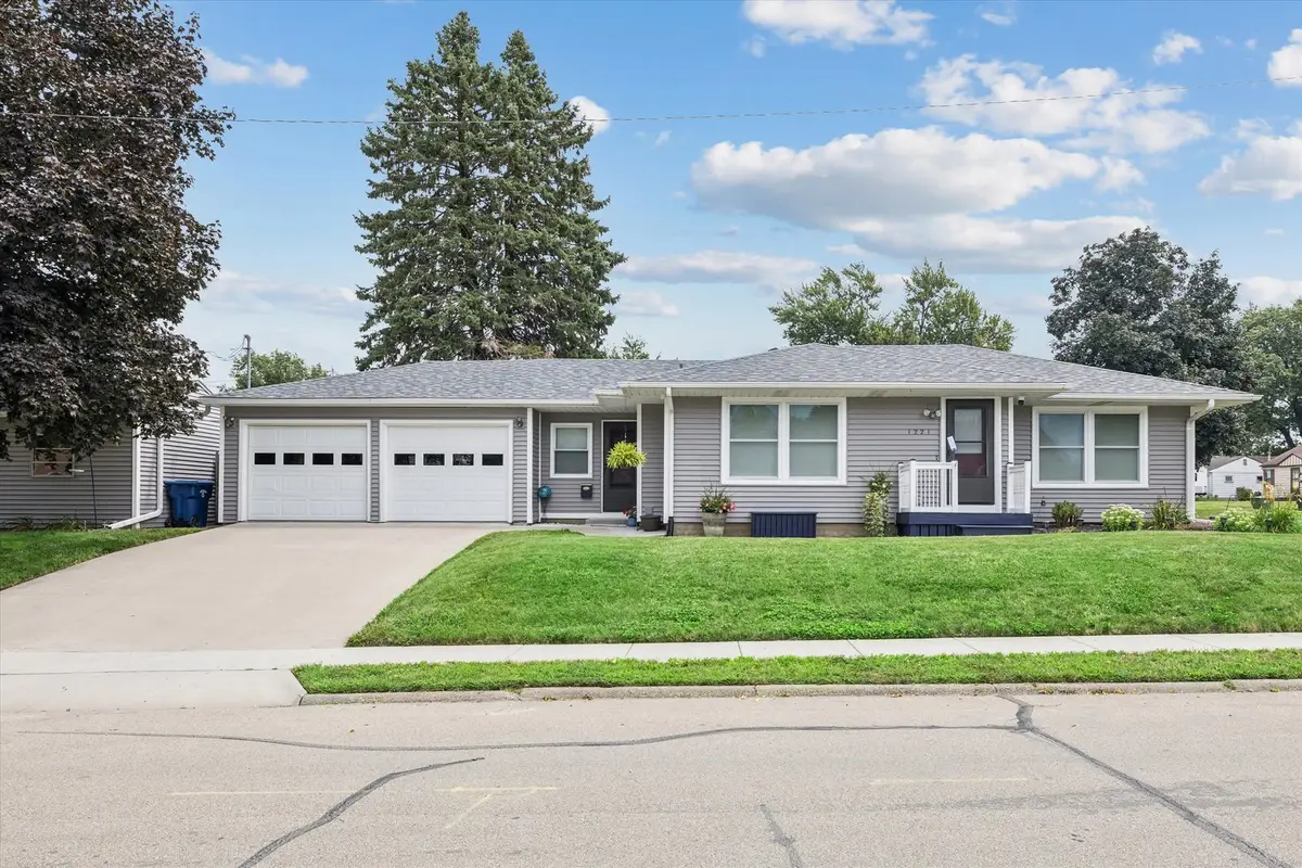 1221 S 10th Street, Clinton, IA 52732 - #1
