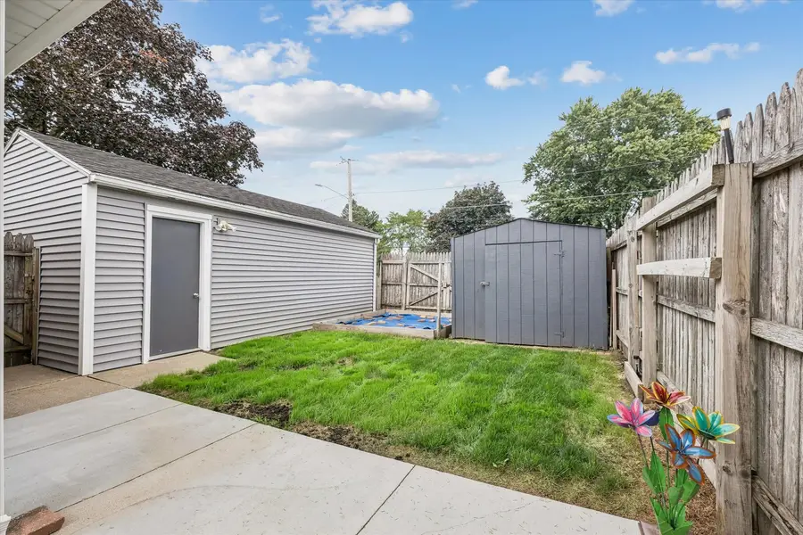1221 S 10th Street, Clinton, IA 52732 - #2