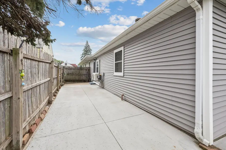 1221 S 10th Street, Clinton, IA 52732 - #3