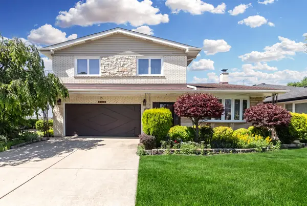 8432 W Amelia Drive, Niles, IL 60714