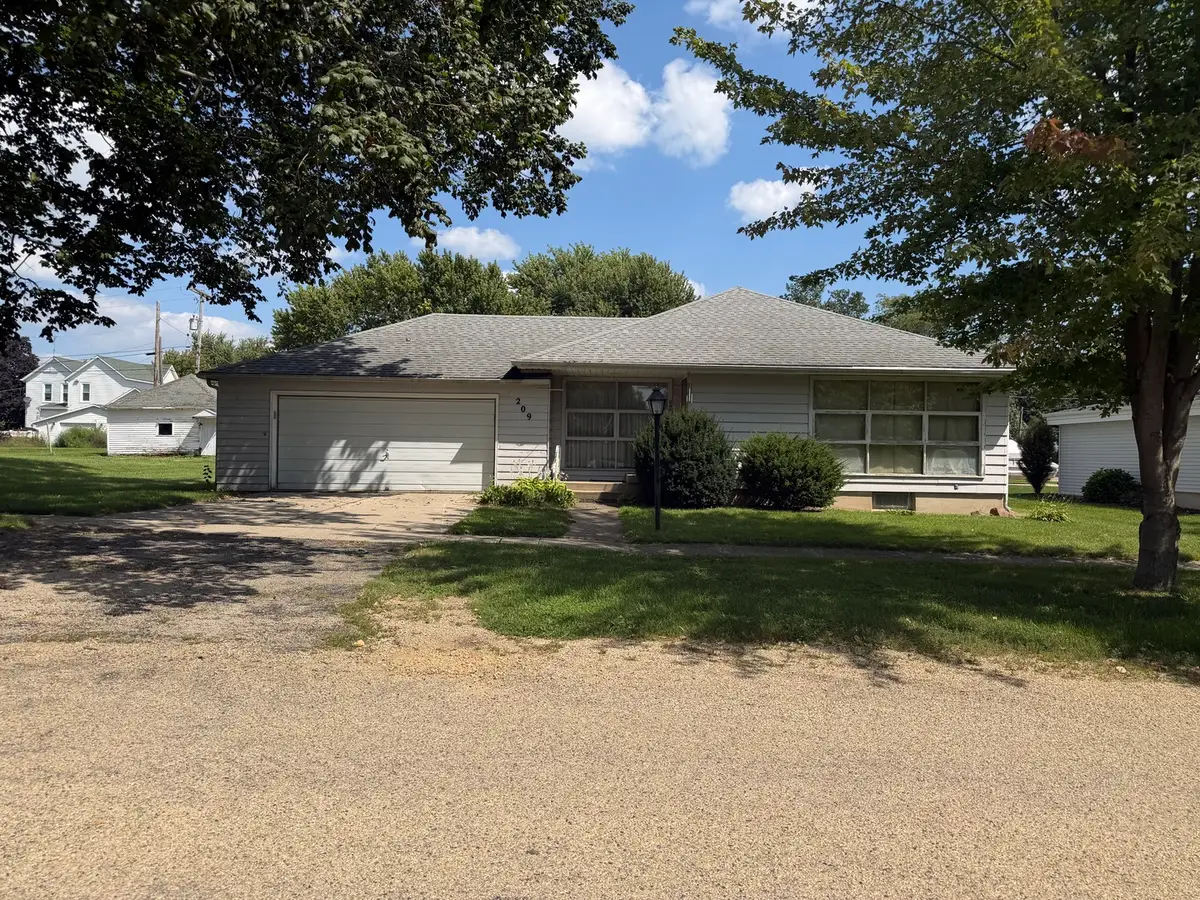 209 S 4th Avenue, Forreston, IL 61030 - #1