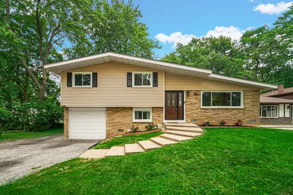 961 N Midlothian Road, Mundelein, IL 60060