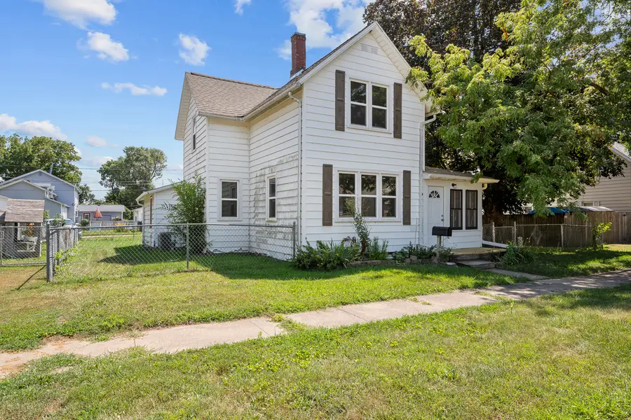 2223 N 6th Street, Clinton, IA 52732 - #2