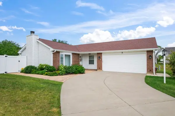 7 Greystone Court, Streamwood, IL 60107