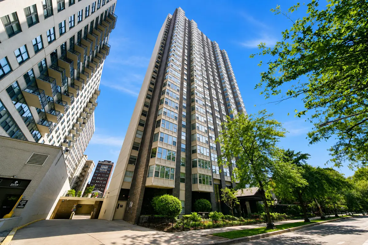 525 W Hawthorne Place #2004, Chicago, IL 60657 - #1